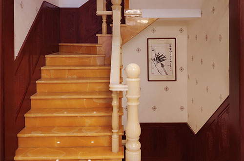 黄石中式别墅室内汉白玉石楼梯的定制安装装饰效果